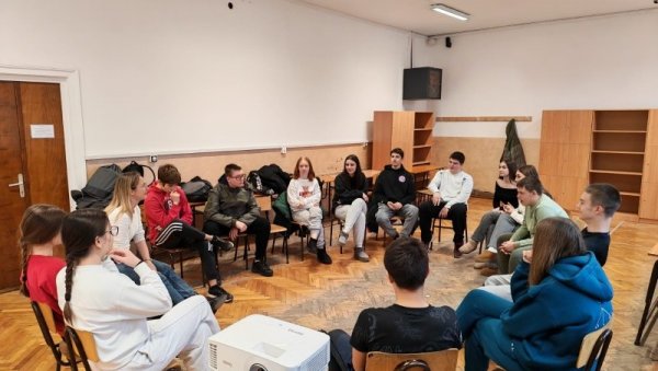 СНАГА ВРШЊАЧКЕ ПОДРШКЕ: Превентивни програми Пријатељи у фокусу за средњошколце на Звездари