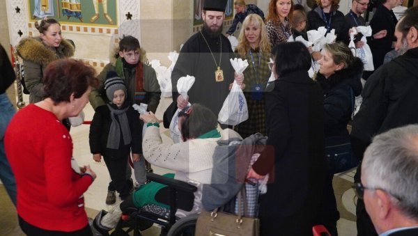 БОЖИЋ КАО ДАР ЉУБАВИ: Епископ Петар уручио пакетиће деци у Храму Светог Саве