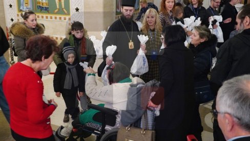 БОЖИЋ КАО ДАР ЉУБАВИ: Епископ Петар уручио пакетиће деци у Храму Светог Саве