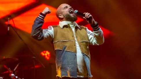 ZBOG ČEGA JE JEDNA PESMA PREOKRENULA SVE: Boban Rajović dobio vredan poklon, zauzvrat pevač pružio podršku mladom kolegi (FOTO)