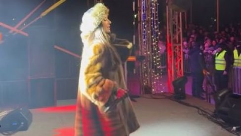 PESMA NA DESET STEPENI ISPOD NULE: Katarina Živković zapalila trg, a publika u delirijumu (FOTO)