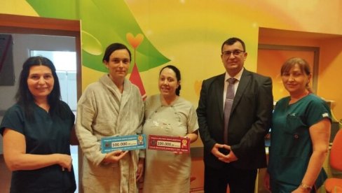 МИЛИЦИ И ЛУКИ ПО 100.000: Општина Земун даривале прве бебе рођене у Новој години