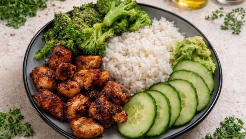 PILETINA SA MEDOM I SOJA SOSOM: Brz, zdrav i ukusan obrok