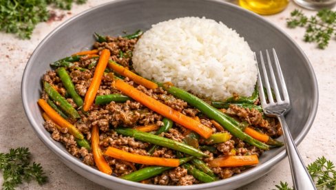 PRŽENA GOVEDINA SA POVRĆEM: Brz i ukusan obrok u jednoj činiji