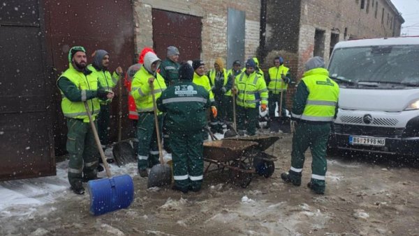 ЕКИПЕ НА ТЕРЕНУ: Чисте снег са тротара и стајалишта