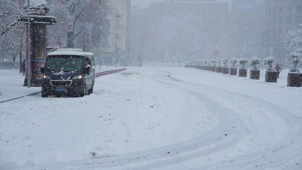 ИСПРЕД СКУПШТИНЕ НЕМА ШАТОРА, АЛИ НИ НОВОГОДИШЊЕГ БАЗАРА: Ево кад ће почети да се одвија саобраћај на Тргу Николе Пашића (ФОТО/ВИДЕО)
