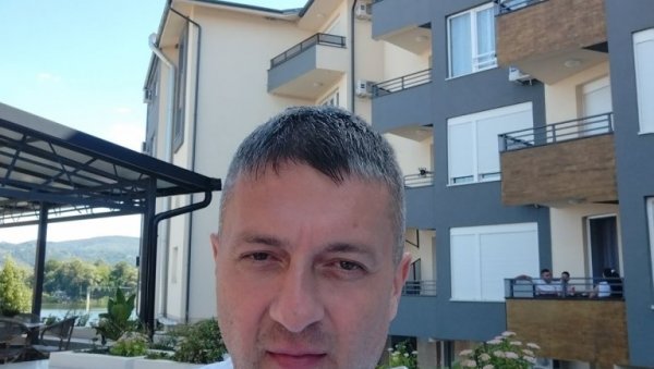 ПОКЛОНИО ВИШЕ ОД ПЕДЕСЕТ ХИМНИ: Професор контрабаса Александар Миљковић(50) пореклом из Топлице објединио љубав према музици и спорту