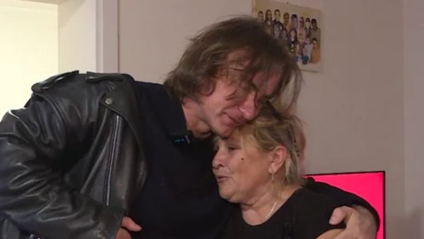 ВРАЋАЊЕ НАДЕ У БОЉЕ СУТРА: Жељко Митровић посетио седморо малишана и баку Марију и донео им новогодишње поклоне