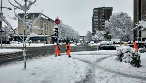 У НОВОМ САДУ ПОПОДНЕ ОЧИШЋЕН СНЕГ НА САОБРАЋАЈНИЦАМА ПРВОГ ПРИОРИТЕТА: У недељу посуто 400 тона соли