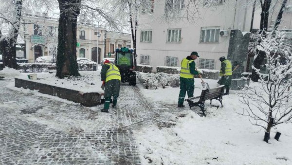 ЕКИПЕ НА ТЕРЕНУ: Радници Зеленила ангажовани на чишћењу снега