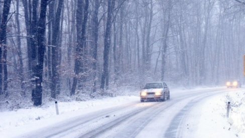 AKO VAM AUTO PROKLIZA: Savet automobiliste koji može spasiti živote - kako bezbedno voziti po SNEGU