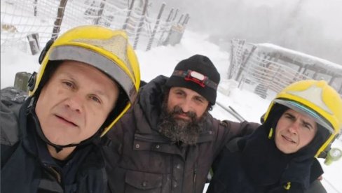 RADIŠA BAKIĆ OSTAO ZAVEJAN KOD BORA: Spasilački tim se uspešno probio kroz smetove i dopremio pomoć (FOTO)