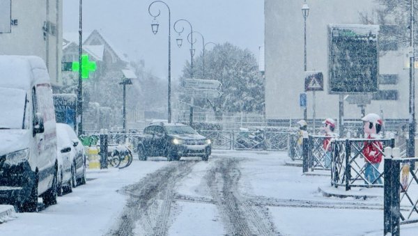 КОЛОНА ХИЉАДУ КИЛОМЕТАРА ОКО ПАРИЗА: Снежна вејавица оковала север Француске
