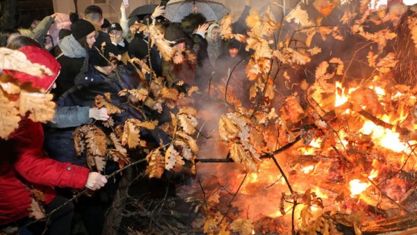 ТРАДИЦИОНАЛНО ПАЉЕЊЕ БАДЊАКА У СМЕДЕРЕВУ: Свечано на Бадње вече на градском тргу у Смедереву