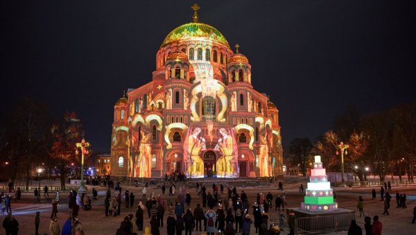 ПУТИН ЧЕСТИТАО ПРАВОСЛАВНИМ ВЕРНИЦИМА БОЖИЋ: Празник дочекује са војницима (ВИДЕО)