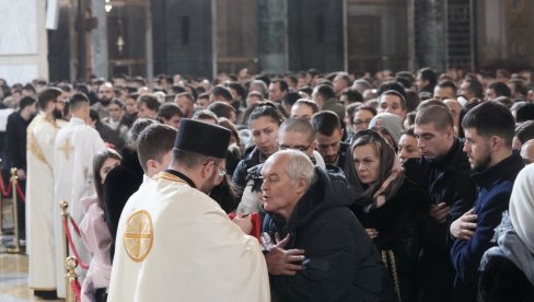MIR BOŽJI, HRISTOS SE RODI - VAISTINU SE RODI: Proslava Božića počela liturgijama