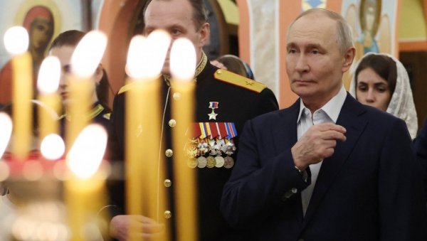 ПУТИН НА БОЖИЋНОЈ ЛИТУРГИЈИ: Запалио свећу у цркви, па се обратио руској војсци на фронту