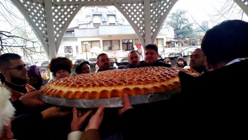 DESET ZLATNIKA U JUFKAMA: U Paraćinu tradicionalno lomljenje božićne česnice (FOTO)