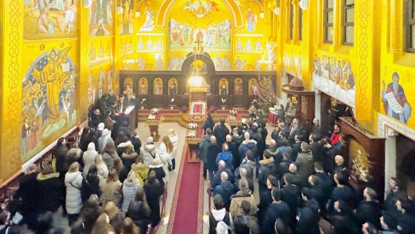 СВЕЧАНО НА БОЖИЋ И БАДЊЕ ВЕЧЕ У ПАРИЗУ: Хиљаде Срба славили у Граду светлости