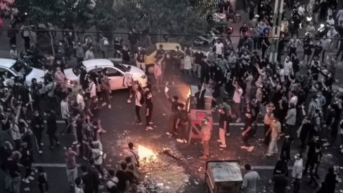 ПОТПУНИ ХАОС: Интернет угашен, банкарски систем у Ирану престао да функционише