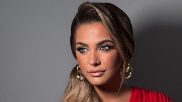 БОЖИЋНО ИЗНЕНАЂЕЊЕ: Популарна звезда Гранда донела шест обрада (ФОТО)