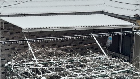 ЛЕСКОВАЦ ОКОВАН ЛЕДОМ: Падала ледена киша, а онда и снег