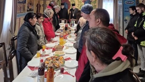 BOŽIĆNA TRPEZA OKUPILA BROJNE KORISNIKE: Narodna kuhinja Eparhije bačke nastavlja svoju humanitarnu misiju