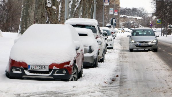 ЗИМА КАД ЈОЈ ВРЕМЕ ЈЕСТЕ: Снег изненадио и путаре и грађане, заборављен залеђен Дунав и 32 степена у минусу
