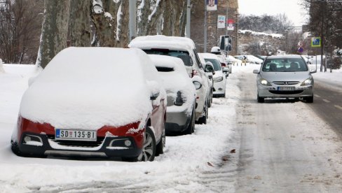 ZIMA KAD JOJ VREME JESTE: Sneg iznenadio i putare i građane, zaboravljen zaleđen Dunav i 32 stepena u minusu