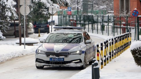 DEVOJKE POKOSIO AUTO KOJI IH JE ČUVAO: Snimale se u Kraljevu za društvene mreže dok ih je na sankama vuklo vozilo koje je išlo 30 kilometara