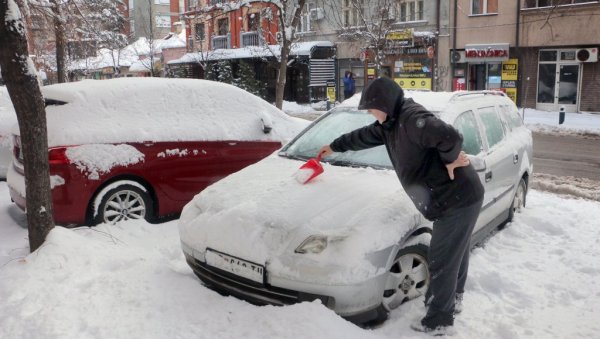 УПОЗОРЕЊЕ: Ово је најгора ствар коју можете да урадите свом аутомобилу кад је напољу дебели минус