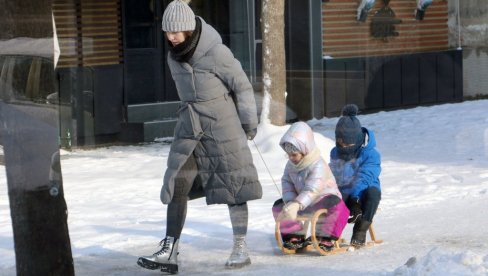СНЕГ И ЛЕД У СРБИЈИ ПРЕТВОРИЛИ ТРОТОАРЕ У КЛИЗАЛИШТЕ: Овако ходајте да не завршите на земљи