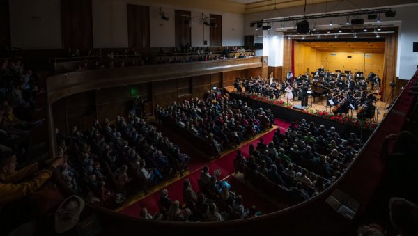 ДЕСЕТОГОДИШЊА ЕМИЛИЈА ОЧАРАЛА ПУБЛИКУ: Божићни концерт у Великој дворани Коларчеве задужбине окупио 60 музичара