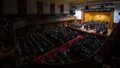 ДЕСЕТОГОДИШЊА ЕМИЛИЈА ОЧАРАЛА ПУБЛИКУ: Божићни концерт у Великој дворани Коларчеве задужбине окупио 60 музичара