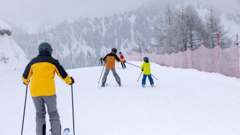 PAZITE, ZIMOVANJE OVDE MOŽE DA VAM PRESEDNE: Kafa 700 dinara, rakija skoro 1.000, a pečenje 3.510 dinara