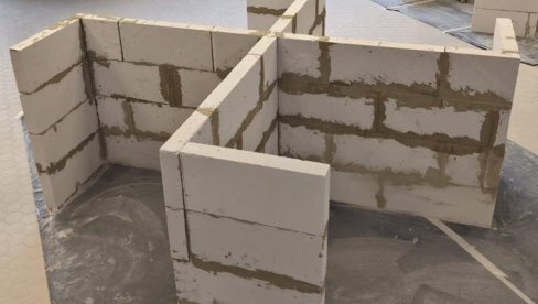 СКАНДАЛ: Учитељ у Градишћу задао ученицима да циглама зидају свастику