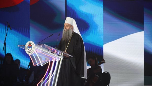 НЕОПХОДНО ЈЕ ДА ВОЛИМО СВОЈА ОГЊИШТА И ДА ЗНАМО СВОЈЕ КОРЕНЕ: Патријарх Порфирије на свечаном пријему поводом Дана Републике Српске
