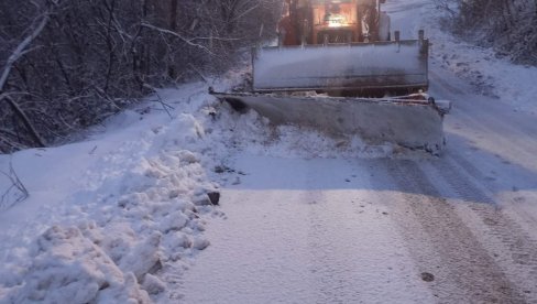 ВЕЛИКА ШТЕТА ОД ОЛУЈЕ У КНИНУ: Села и даље без струје, настава одложена