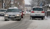 AMSS UPOZORAVA, VOZAČI OPREZ: Otežani uslovi vožnje zbog snežnih padavina i poledice