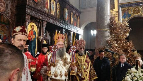 PORFIRIJE PREDVODI LITURGIJU POVODOM DANA REPUBLIKE: Predstavnici Srpske i Srbije položili vence na novi spomenik palim borcima (FOTO)
