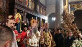 PORFIRIJE PREDVODI LITURGIJU POVODOM DANA REPUBLIKE: Predstavnici Srpske i Srbije položili vence na novi spomenik palim borcima (FOTO)