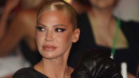 BEZ DONJEG VEŠA: Nataša Bekvalac u najprovokativnijem izdanju - pevačica ostavlja bez daha, izrezi otkrili savršeno telo (FOTO)