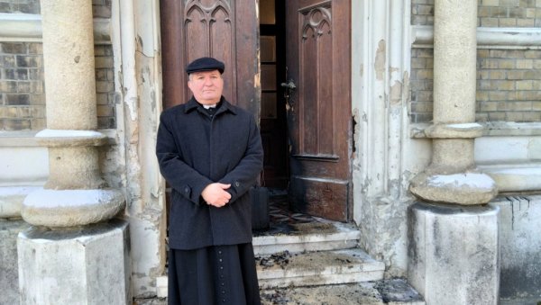 ПОЛИЛА БЕНЗИНОМ ВРАТА КАТЕДРАЛЕ И ЗАПАЛИЛА: Новосадска полиција расветлила изазивање пожара на цркви и ухапсила осумњичену  И.М. (53)
