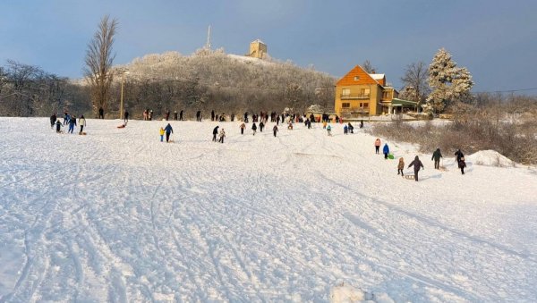 ЗИМСКА ИДИЛА У ВРШЦУ: Фасаде обојене снежним детаљима, на брегу санкање (ФОТО)