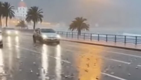 РИБЕ ПАДАЛЕ СА НЕБА У НИЦИ: Апокалиптични призор - возачи их уклањали брисачима, грађани се штитили кишобранима (ФОТО)