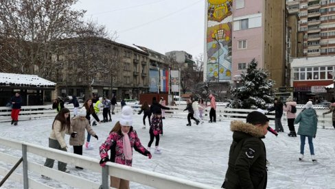 СЕЗОНА КЛИЗАЊА У ЛЕСКОВЦУ: Коришћење клизалишта и опреме бесплатно за све посетиоце