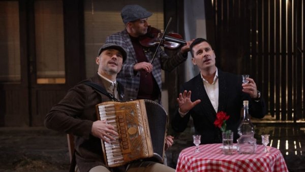 ЈАКА ПРОФЕСИОНАЛНА И КУМОВСКА ПОВЕЗАНОВСТ: Рада Сарић пева песму за венчања, а Милан Чоловић са Софром урадио нешто другачије (ФОТО)