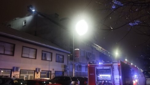 ВАТРА У СТАНУ У ПОТКРОВЉУ: Пожар у стамбеној згради у Новом Саду (ВИДЕО)