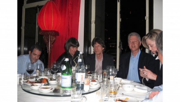 КЛИНТОНИ ПРЕД КОНГРЕСОМ ЗБОГ ЕПСТИНА: Ако не дођу на сведочење, иду одмах у затвор (ФОТО)