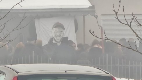 DANAS SAHRANA SRPSKOG HEROJA STEFANA IVANOVIĆA: Uskoro se očekuje početak opela, skupljaju se najbliži da mu odaju počast (FOTO/VIDEO)